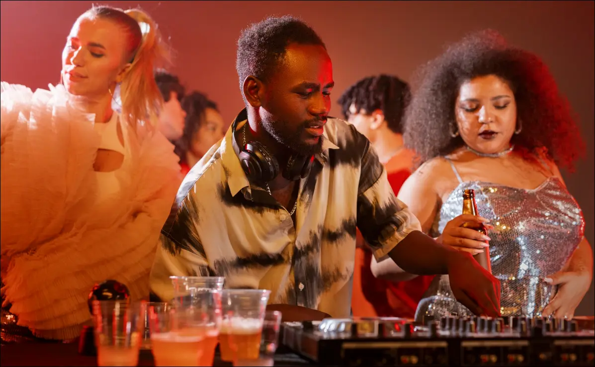 Revel Supper Club Chicago DJ and Live Music set to entertain all guests and create a fun and vibrant atmosphere.